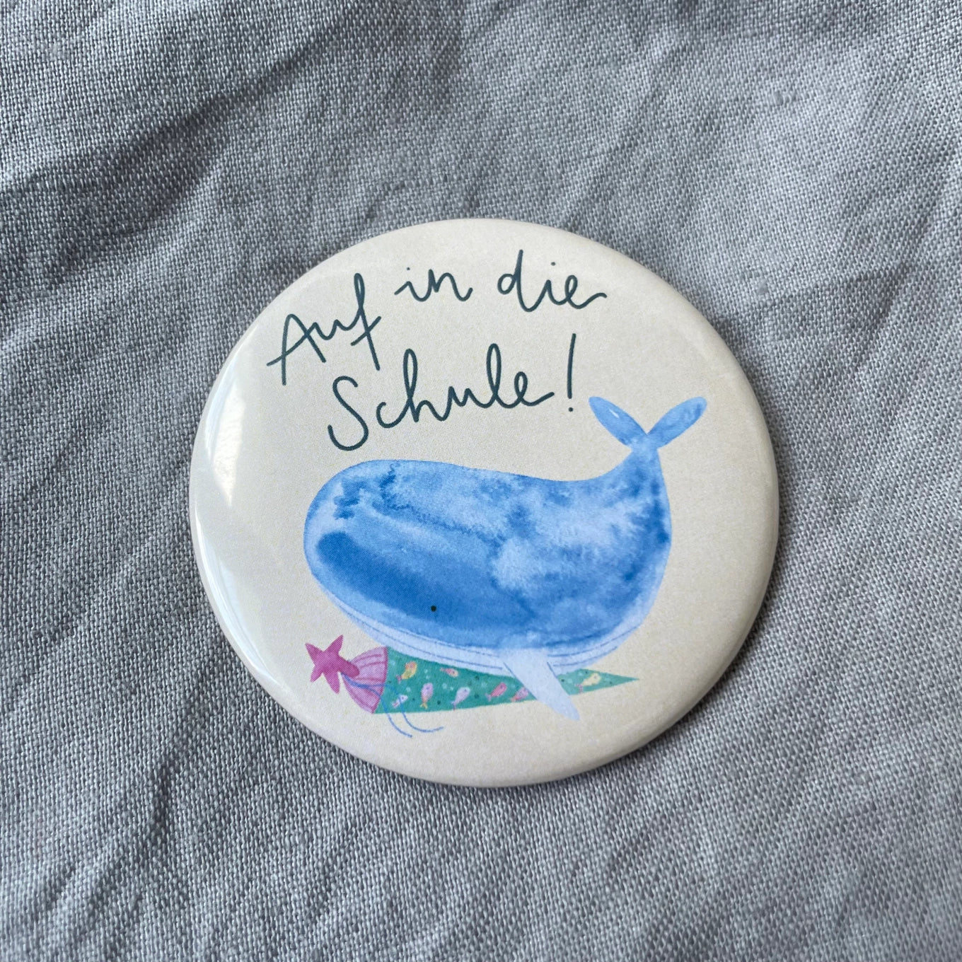 Hannahs Firlefanz – Button „Auf in die Schule Wal“ zur Einschulung