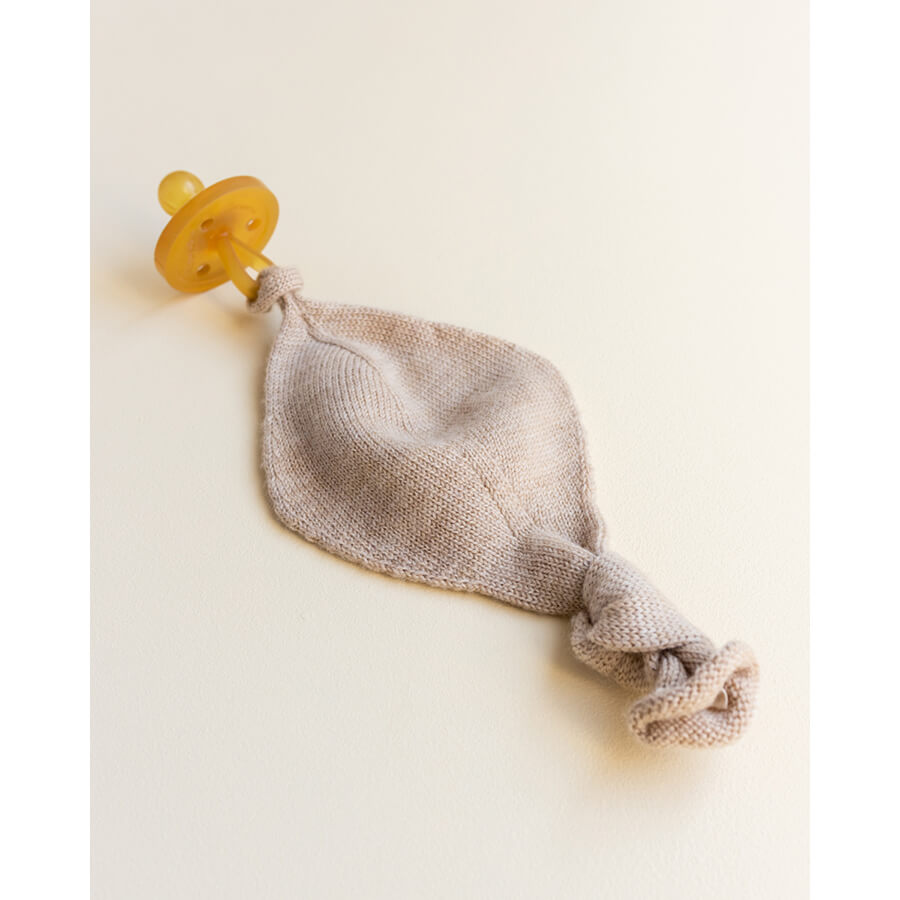 Hvid - Schnullerhalter "Titi Sand" aus 100% italienischer Merinowolle