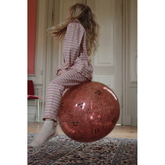 Konges Sløjd – Hüpfball „Glitter Cherry“ mit Griff & Pumpe