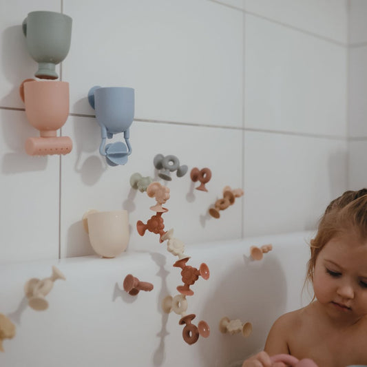 Mushie – Baby Badespielzeug für Badewanne “Pour & Play”, 4-teilig
