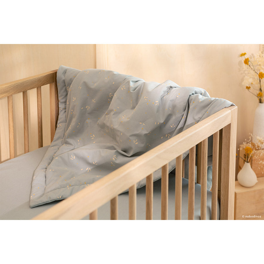 Nobodinoz – Decke „Laponia Willow Soft Blue“ aus 100% Bio-Baumwolle