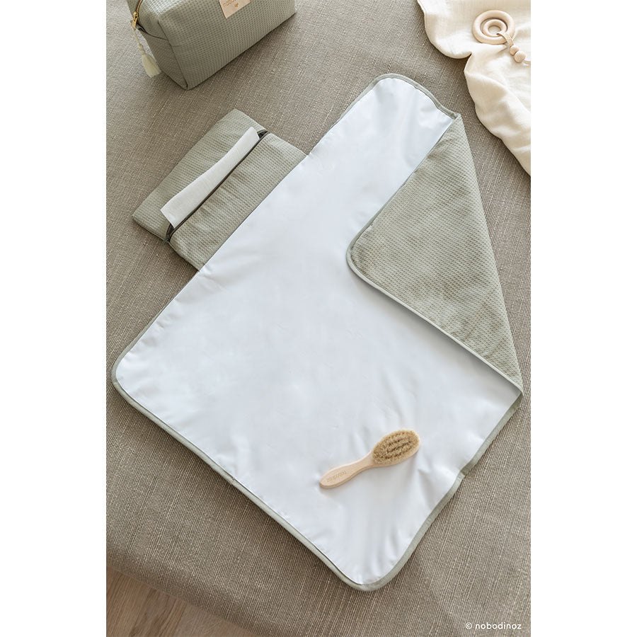 Nobodinoz – Wickelunterlage „Mozart Laurel Green“ aus Bio-Baumwolle