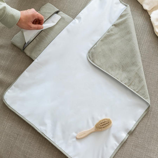 Nobodinoz – Wickelunterlage „Mozart Laurel Green“ aus Bio-Baumwolle