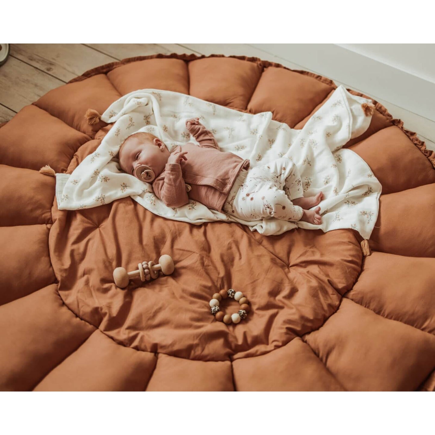 Play & Go – Bio Babynest & Spielmatte "Bloom" Braun