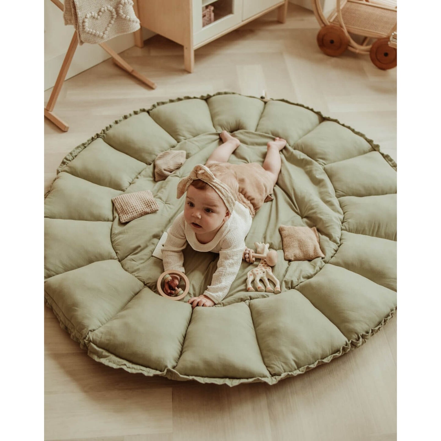 Play & Go – Bio Babynest & Spielmatte "Bloom" Grün