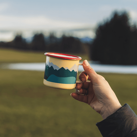 Roadtyping – Emaille Becher Berge, outdoor-tauglich & hitzebeständig