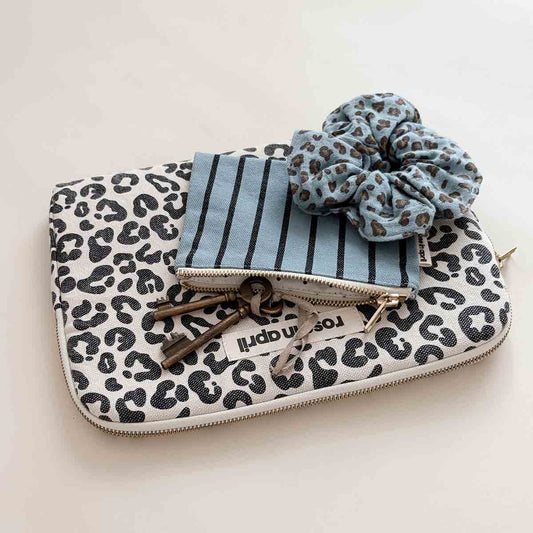 Rose in April - Haargummi "Scrunchie Leopard Sky Blue"