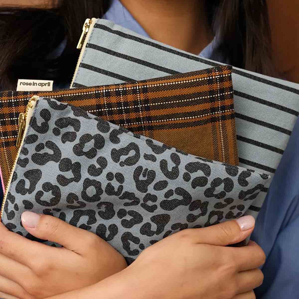 Rose in April - Kosmetiktasche / Kulturbeutel "Graou Blue"