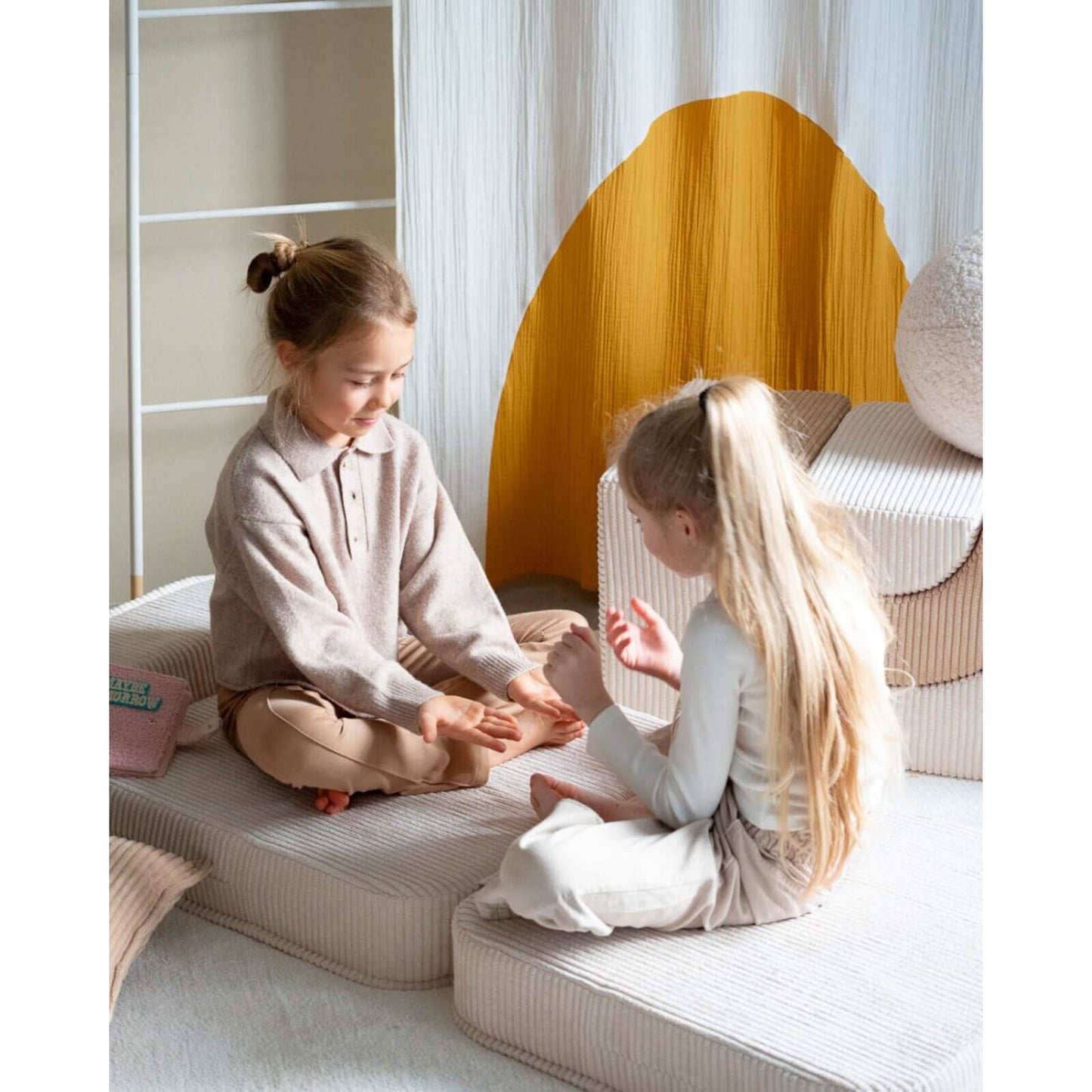 Wigiwama – Klappsessel & Spielmatratze Cord Creme