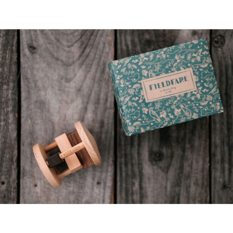 Wooden Story - Babyrassel aus Naturholz "Fieldfare"