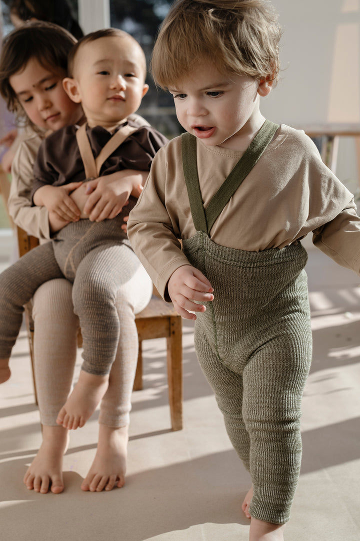 STRUMPFHOSE MIT TRÄGERN OHNE FUSS OLIVE