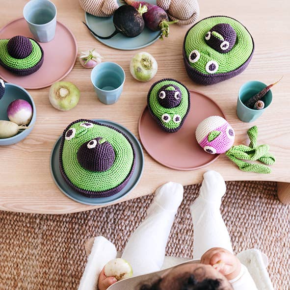 Myum The Veggy Toys - gehäkelte Spieluhr Avocado aus Bio-Baumwolle