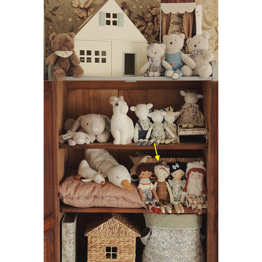 Avery Row - Puppe Isla