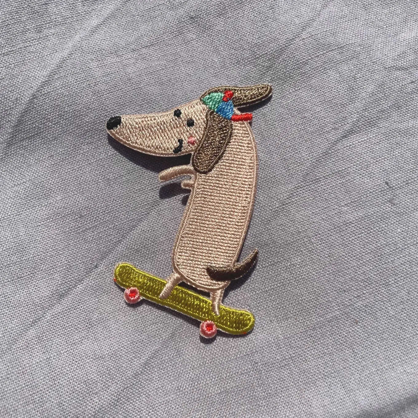 Hannahs Firlefanz – Bügelpatch „Dackel auf Skateboard“ zum Aufbügeln