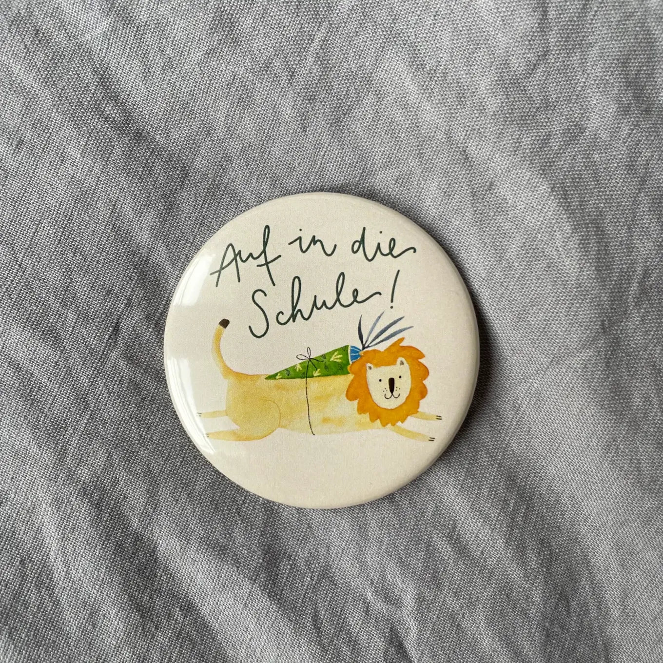 Hannahs Firlefanz – Button „Auf in die Schule - Löwe“ zur Einschulung