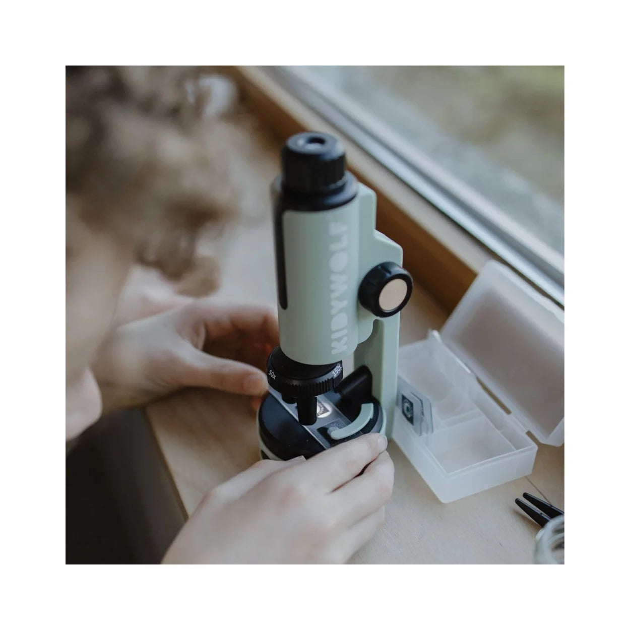 KIDYWOLF Kidymicroscope – Kinder Mikroskop mit 3 Zoomstufen & Licht