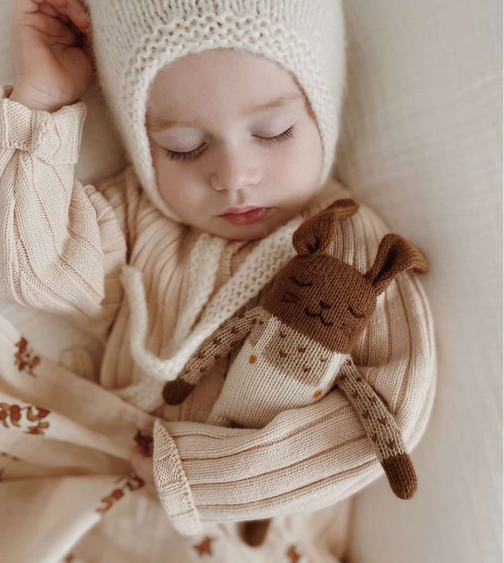 Main Sauvage - Kuscheltier "Bunny - Ecru Overalls"