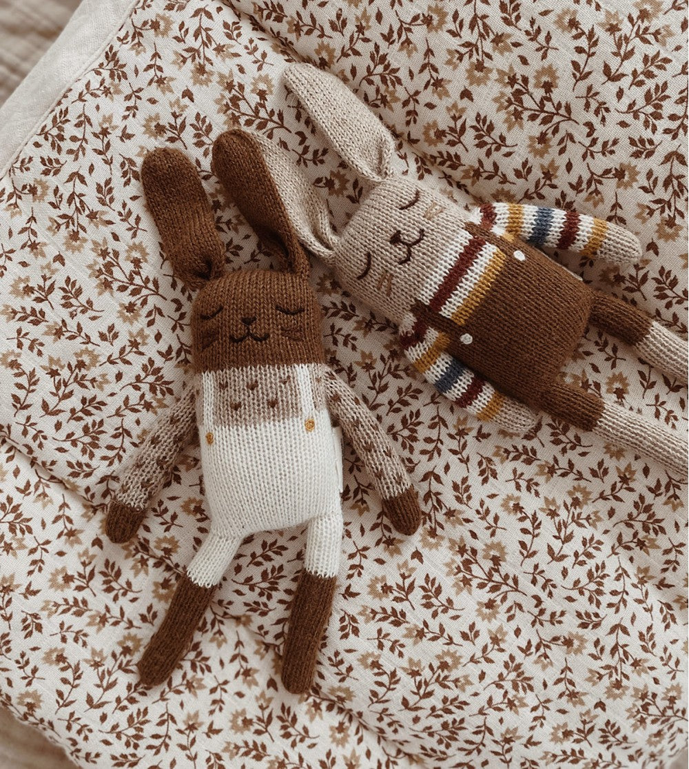 Main Sauvage - Kuscheltier "Bunny - Ecru Overalls"