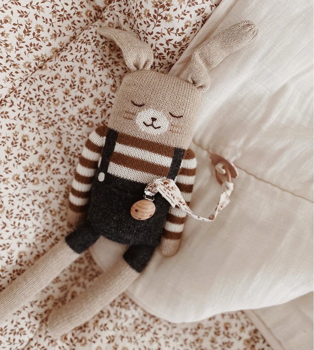 Main Sauvage - Kuscheltier "Large Bunny - Black Overalls"