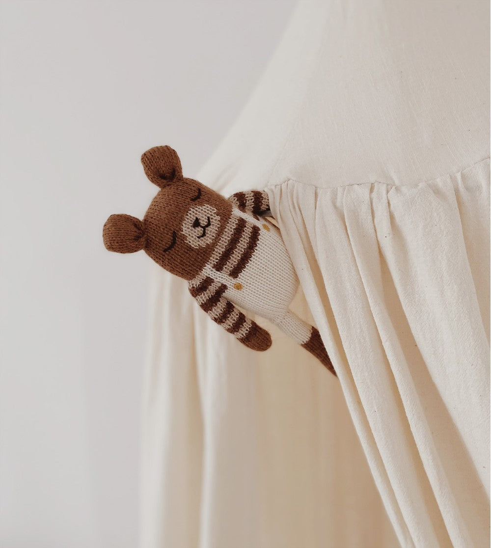 Main Sauvage - Kuscheltier "Teddy - Ecru Overalls"