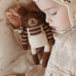 Main Sauvage - Kuscheltier "Teddy - Ecru Overalls"