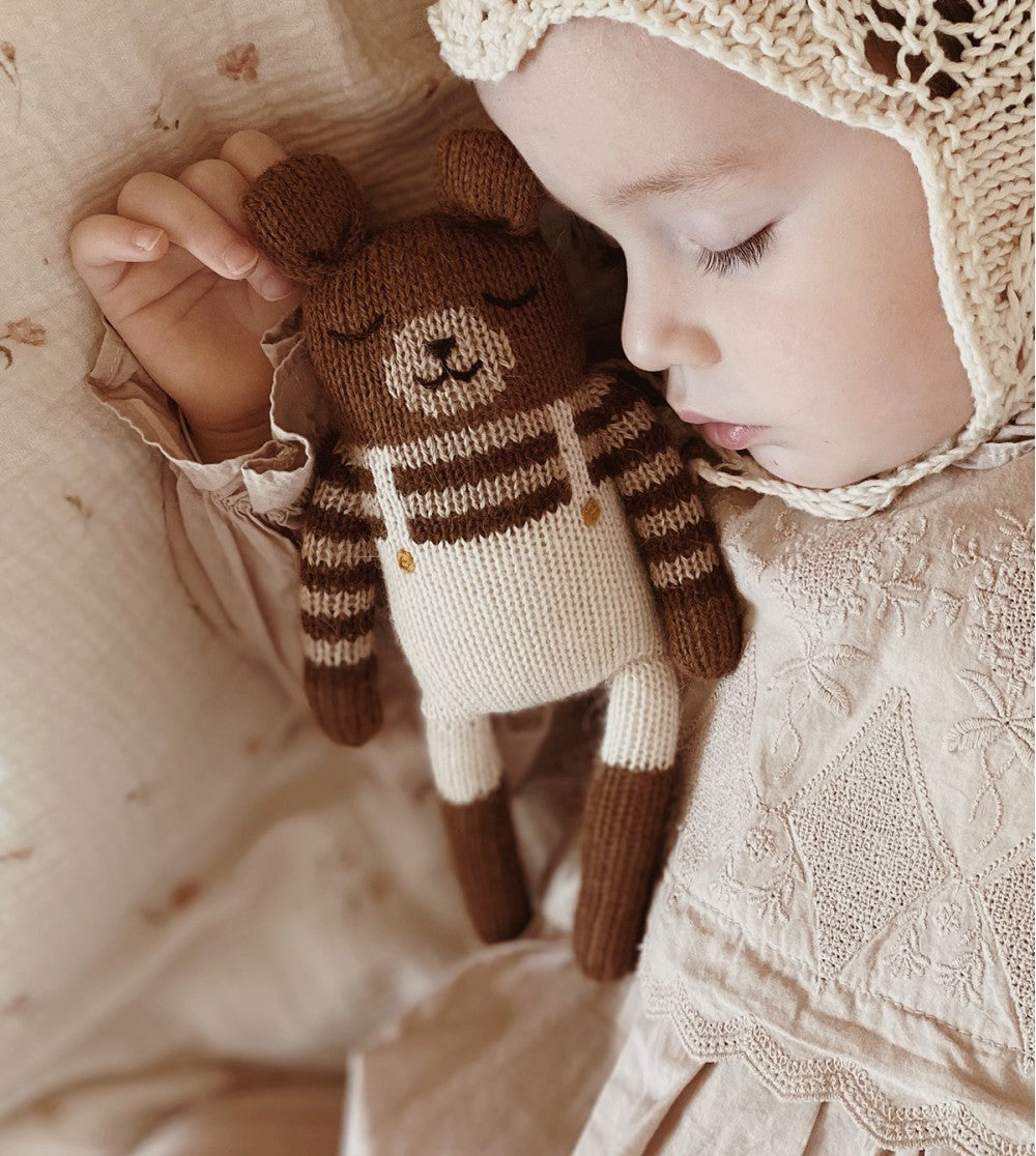 Main Sauvage - Kuscheltier "Teddy - Ecru Overalls"