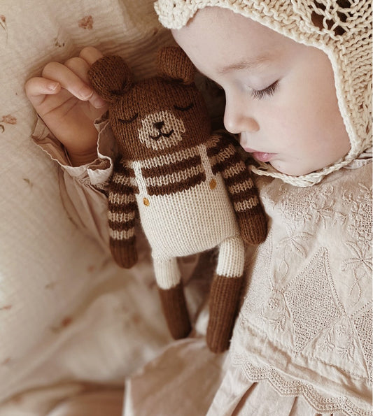 Main Sauvage - Kuscheltier "Teddy - Ecru Overalls"