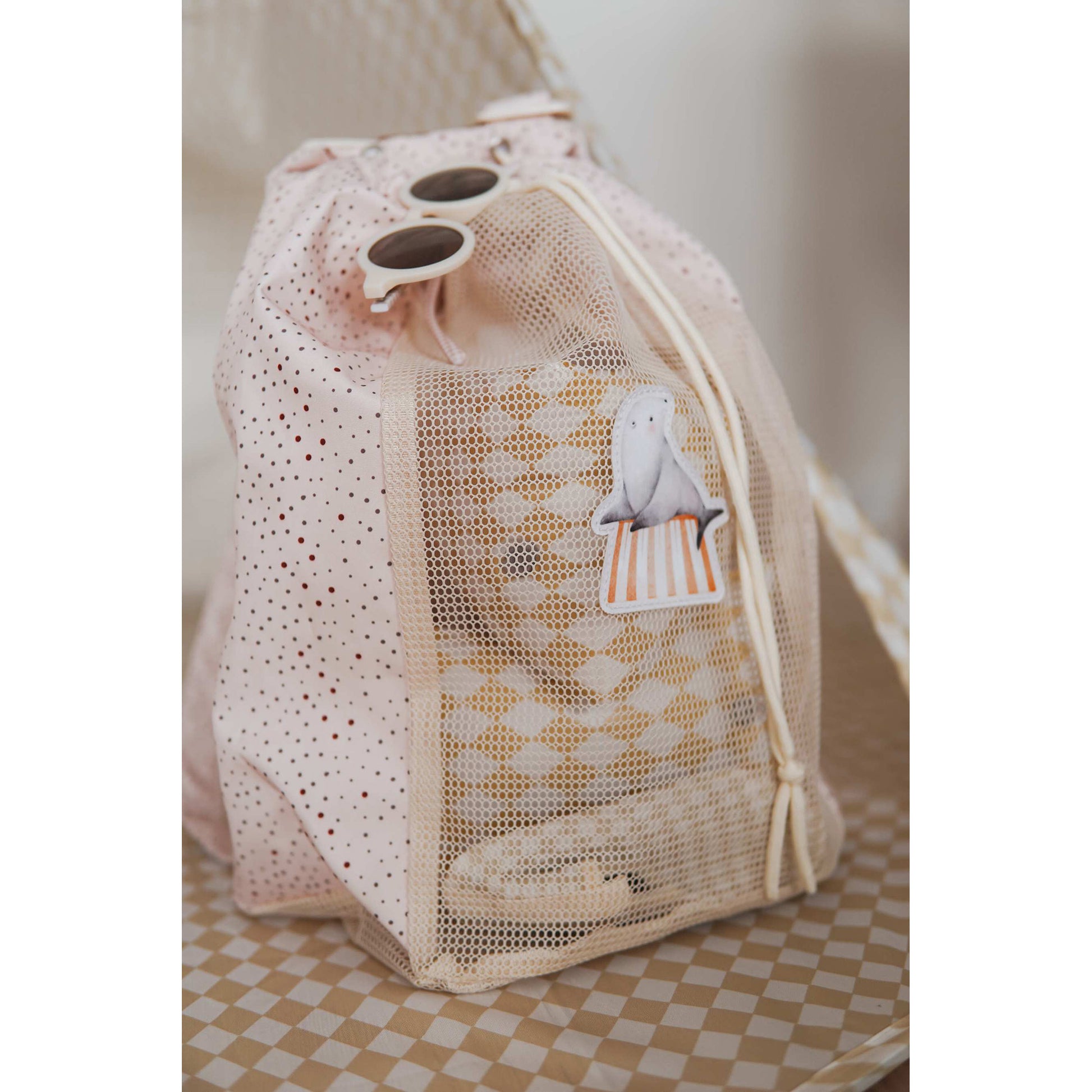 Mrs Ertha – Netzrucksack für Strand & Spielplatz "Unique Dots"