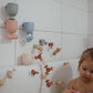 Mushie – Baby Badespielzeug für Badewanne  “Pour & Play”, 4-teilig