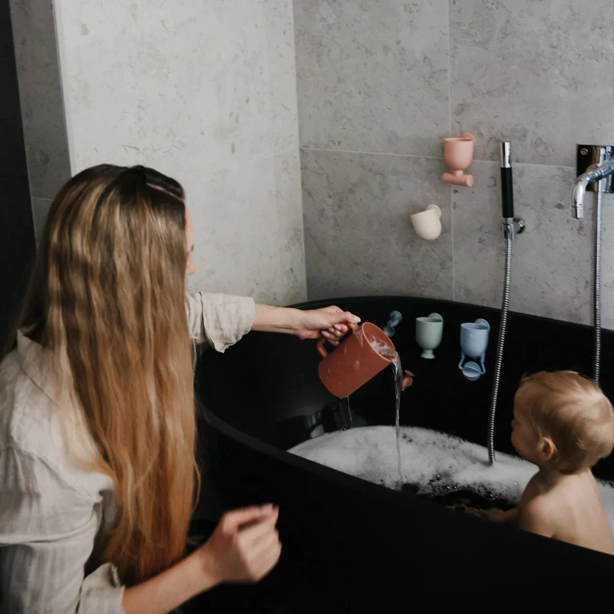 Mushie – Baby Badespielzeug für Badewanne  “Pour & Play”, 4-teilig