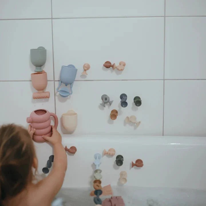 Mushie – Baby Badespielzeug für Badewanne  “Pour & Play”, 4-teilig