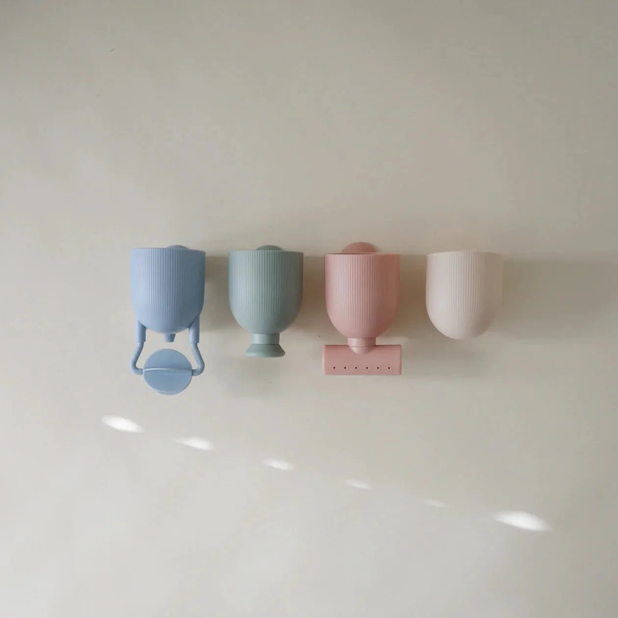 Mushie – Baby Badespielzeug für Badewanne  “Pour & Play”, 4-teilig