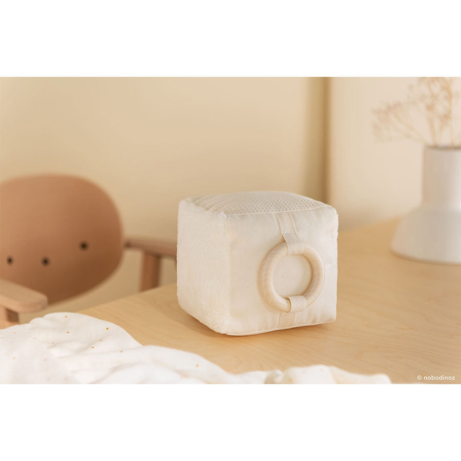 Nobodinoz – Aktivitätswürfel „Baby Sensory Cube“ aus Bio-Baumwolle