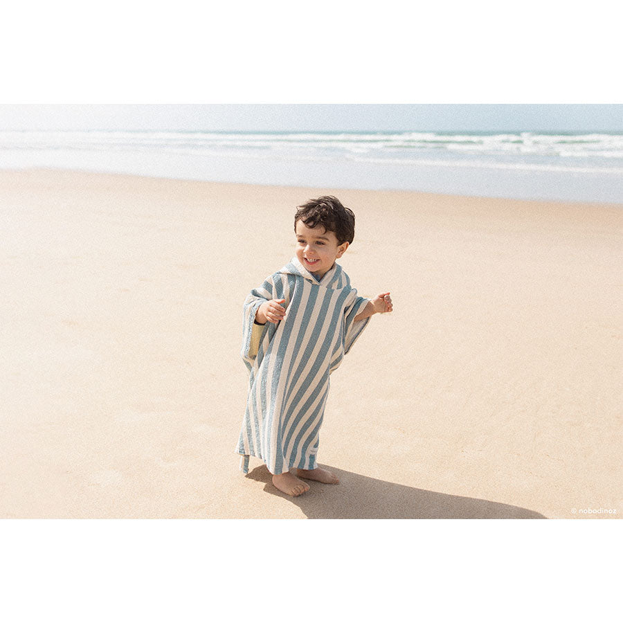 Nobodinoz – Badeponcho "Portofino Blue Stripes" aus 100% Bio-Baumwolle