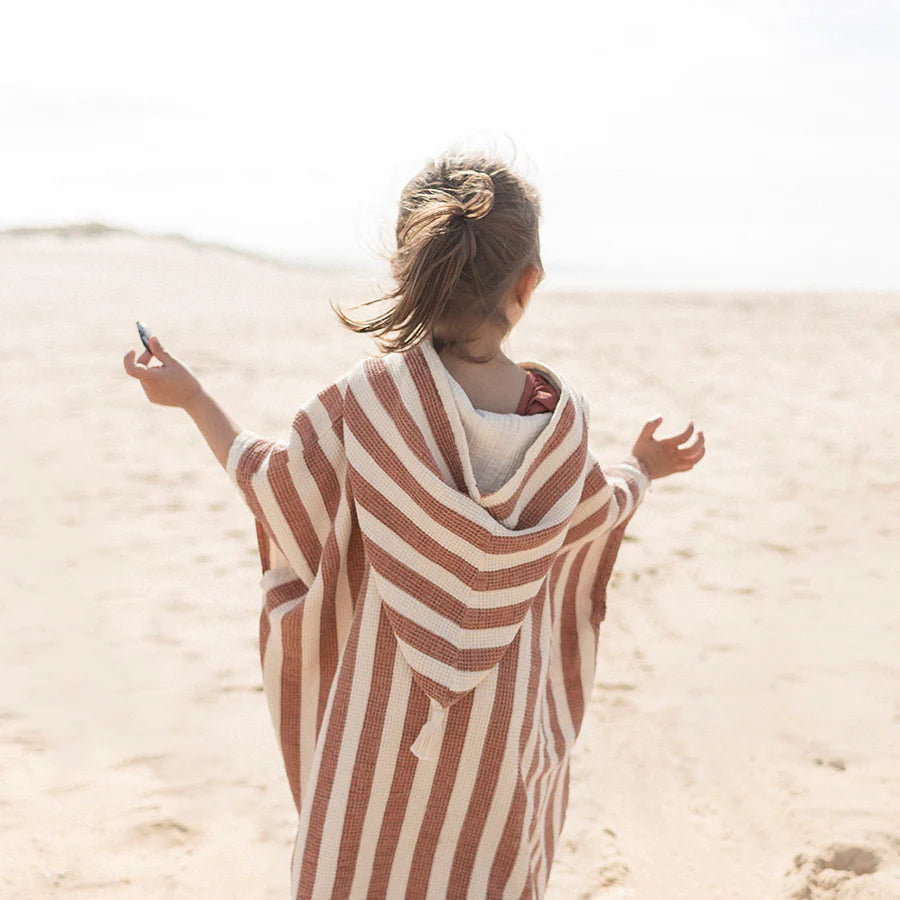 Nobodinoz – Badeponcho "Portofino Red Stripes" aus 100% Bio-Baumwolle