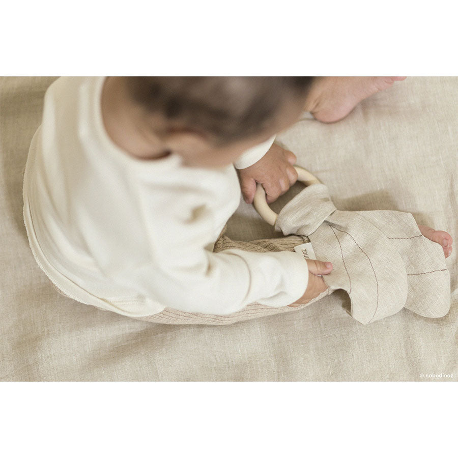 Nobodinoz – Beißring "Wings Greige" aus Holz & französischem Leinen