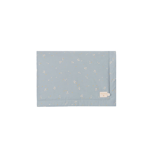 Nobodinoz – Decke „Laponia Willow Soft Blue“ aus 100% Bio-Baumwolle