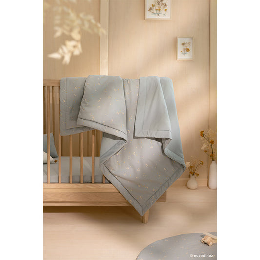 Nobodinoz – Decke „Laponia Willow Soft Blue“ aus 100% Bio-Baumwolle