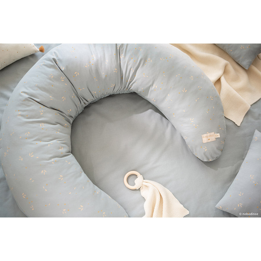 Nobodinoz – Stillkissen "Luna Willow Soft Blue" aus 100% Bio-Baumwolle