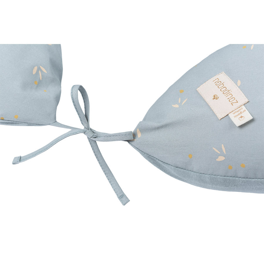 Nobodinoz – Stillkissen "Luna Willow Soft Blue" aus 100% Bio-Baumwolle