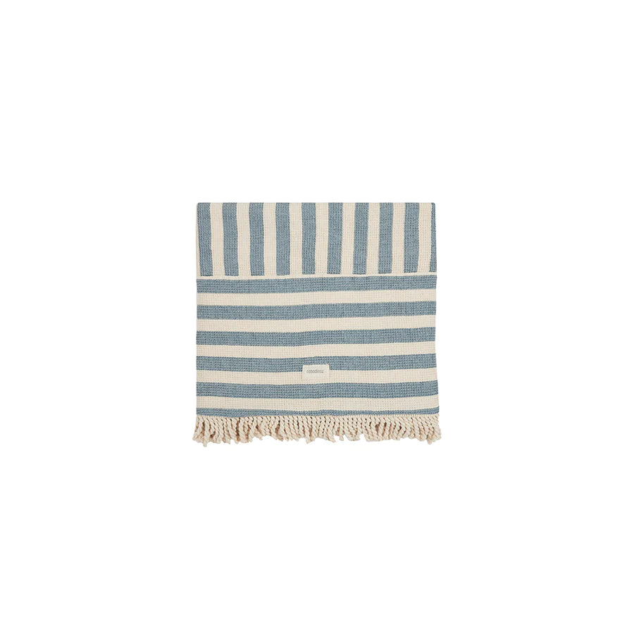 Nobodinoz – Strandtuch "Portofino Blue Stripes" aus Bio-Baumwolle