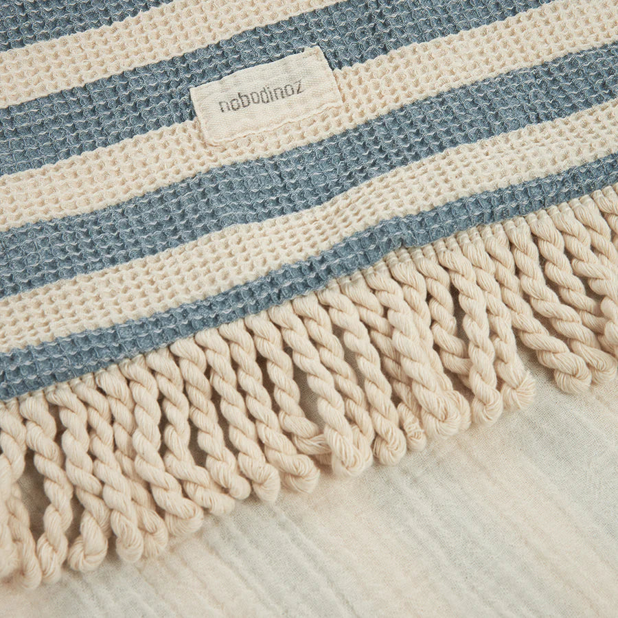 Nobodinoz – Strandtuch "Portofino Blue Stripes" aus Bio-Baumwolle