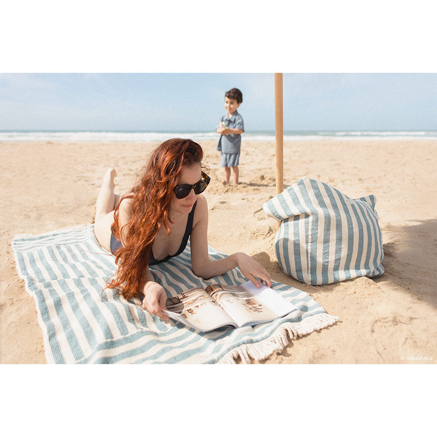 Nobodinoz – Strandtuch "Portofino Blue Stripes" aus Bio-Baumwolle