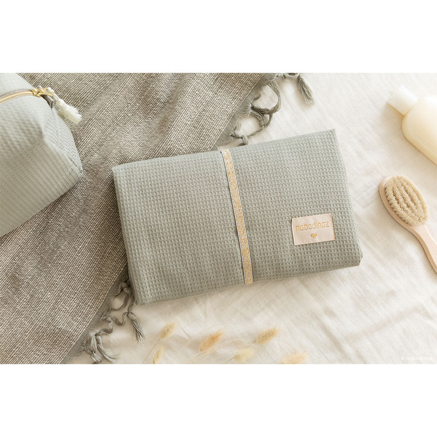 Nobodinoz – Wickelunterlage „Mozart Laurel Green“ aus Bio-Baumwolle