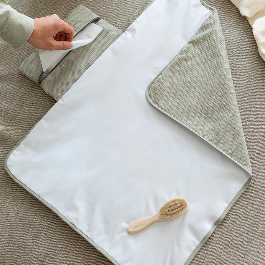 Nobodinoz – Wickelunterlage „Mozart Laurel Green“ aus Bio-Baumwolle