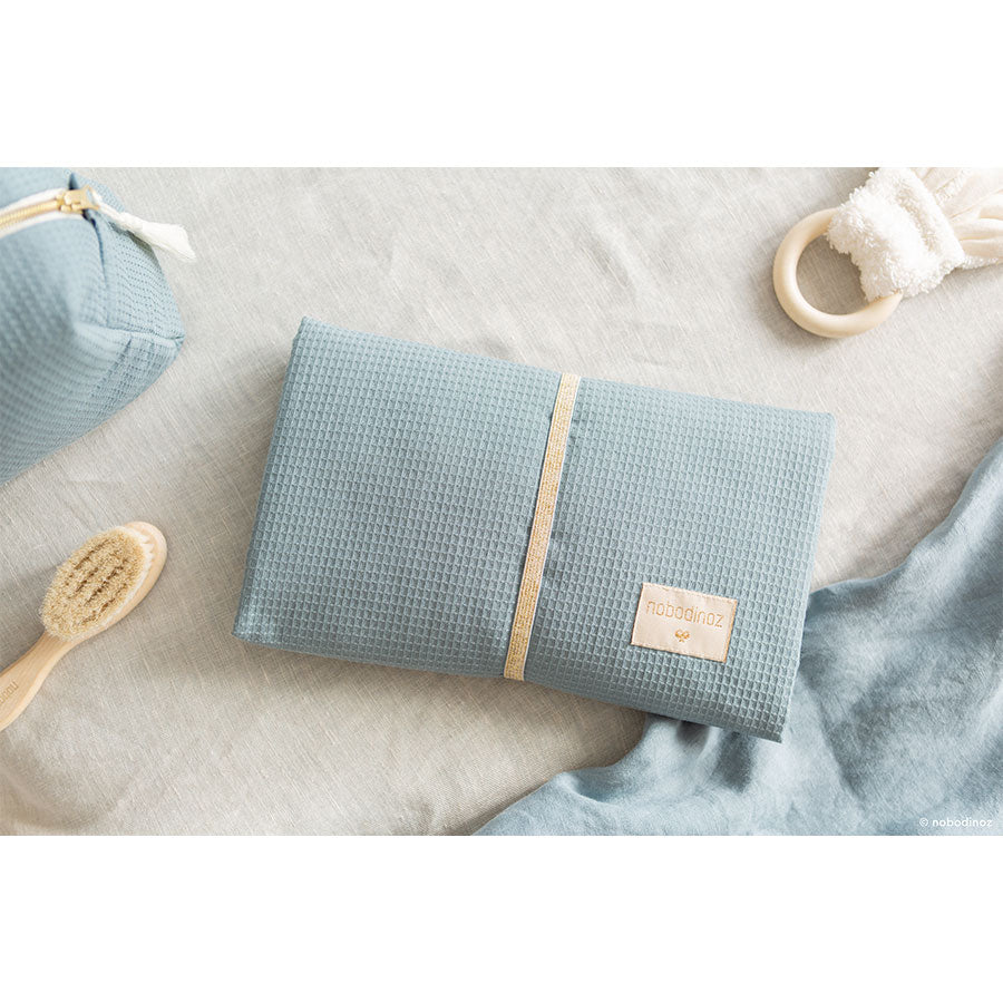 Nobodinoz – Wickelunterlage „Mozart Stone Blue“ aus Bio-Baumwolle