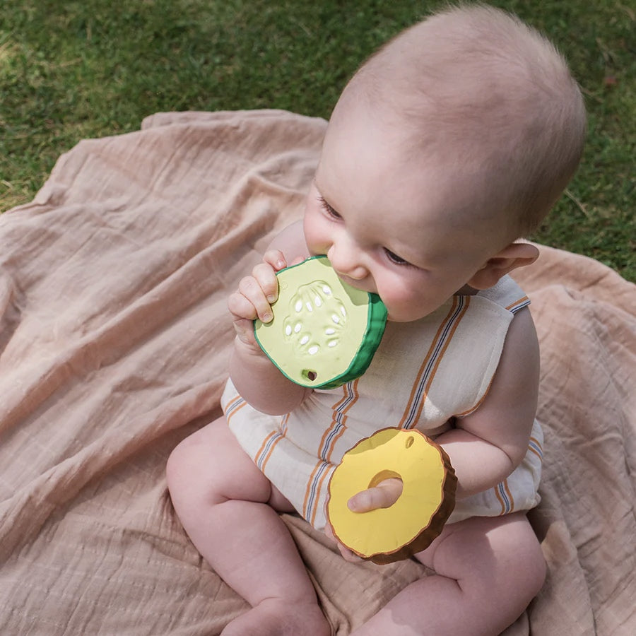 Oli & Carol - Beißring & Badespielzeug "Ananas the Pineapple" 