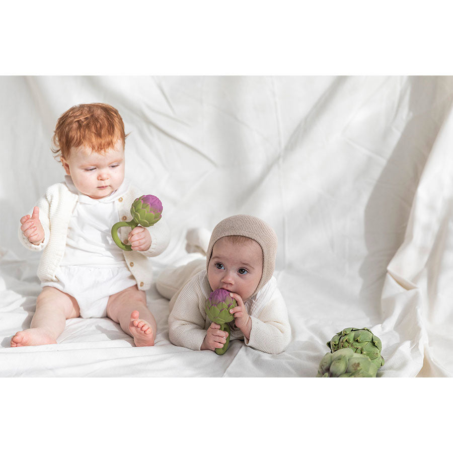 Oli & Carol - Beißring & Rassel "Artichoke" aus Naturkautschuk