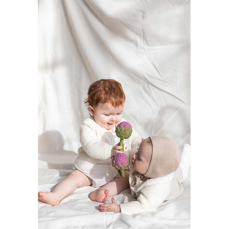 Oli & Carol - Beißring & Rassel "Artichoke" aus Naturkautschuk