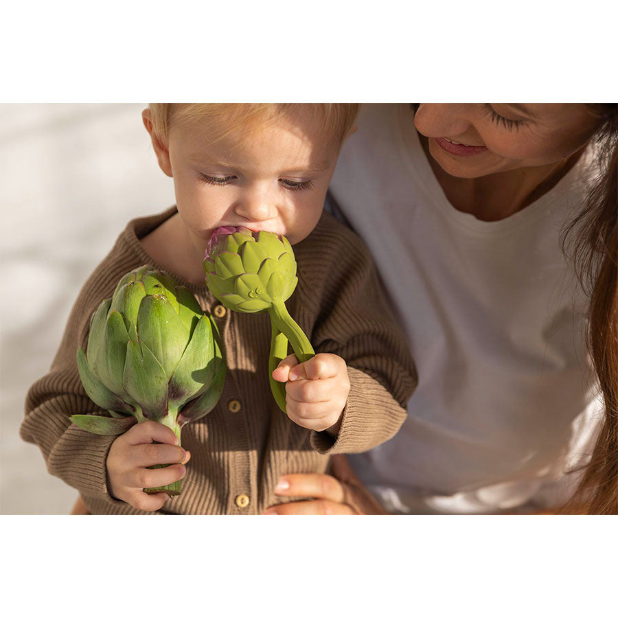 Oli & Carol - Beißring & Rassel "Artichoke" aus Naturkautschuk